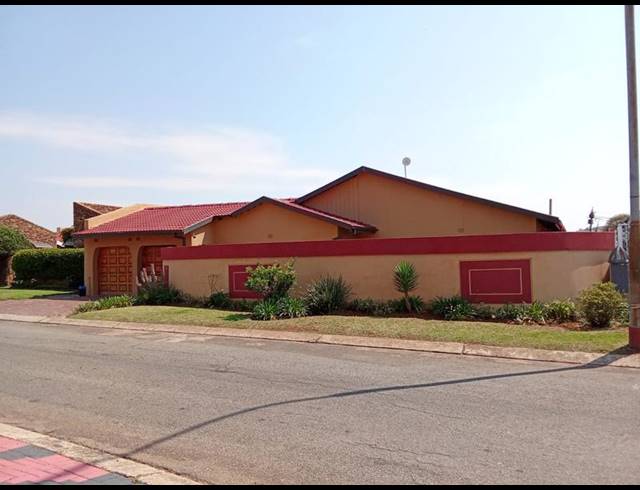 5 BEDROOM HOUSE FOR SALE IN DIEPKLOOF ZONE 4